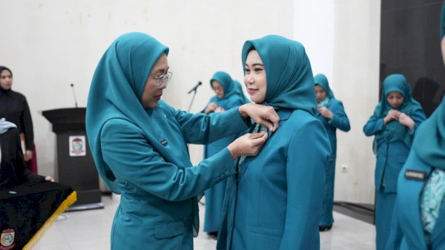 Perkuat Ketahanan Keluarga, Ketua TP PKK Makassar Resmi Lantik 13 Ketua Kecamatan