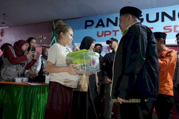 Tengah Malam, Munafri Datangi Posko Banjir di Biringkanaya, Pastikan Kebutuhan Warga Terpenuhi
