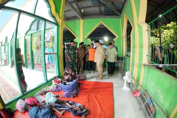 Temui Warga Terdampak Banjir, Appi Turun Langsung Hingga Larut Malam, Cek Logistik Pengungsi