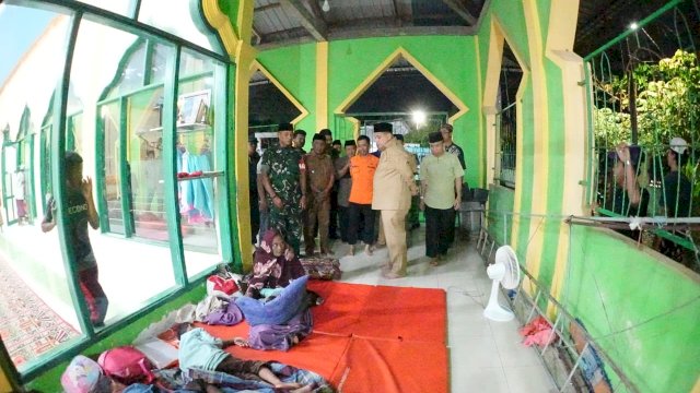 Temui Warga Terdampak Banjir, Appi Turun Langsung Hingga Larut Malam, Cek Logistik Pengungsi