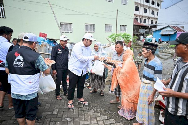 Usai Bantu Korban Kebakaran, Ketua PSI Sulsel Gandi Rusdi Lanjutkan Aksi Berbagi ke Kampung Pemulung