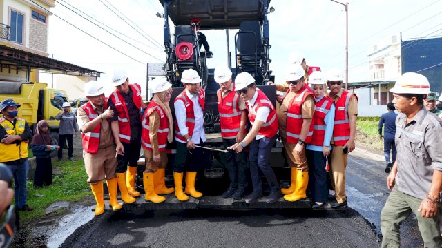 Gubernur Sulawesi Selatan Andi Sudirman Sulaiman melakukan groundbreaking preservasi jalan Paket 2 Multi Years Project (MYP) senilai Rp274 miliar di Takalar.