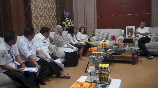 Bupati Pinrang H.A. Irwan Hamid, S.Sos saat menyerahkan secara langsung Surat Keputusan kepada 7 orang Kepala Pusat Kesehatan Masyarakat (Puskesmas).