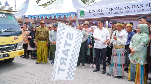 Pelepasan 15 truk atau setara 92.000 rak telur ke berbagai daerah oleh Bupati Sidrap H. Syaharuddin Alrif bersama Wakil Bupati Nurkanaah. (Dok. Humas Pemkab Sidrap).