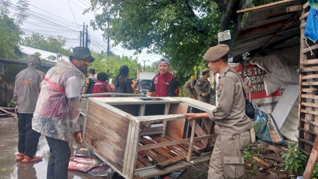 Penertiban lapak liar di Kecamatan Panakkukang.