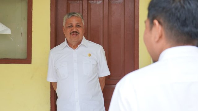 Bupati Pinrang, Andi Irwan Hamid, saat melakukan kunjungan langsung ke dua lokasi yang direncanakan menjadi rintisan Sekolah Rakyat di Kabupaten Pinrang.