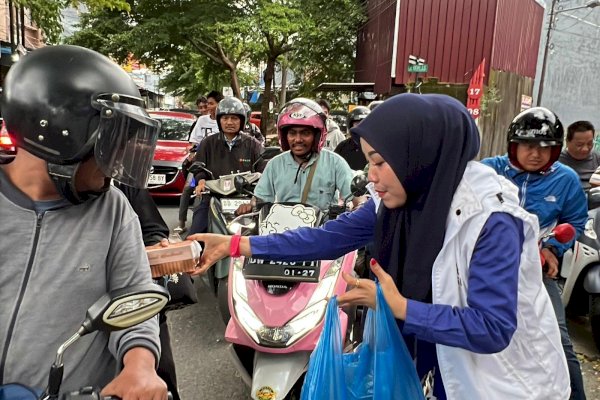 DPD PSI Makassar Berbagi Takjil di Hari Kedua Ramadan, Wujudkan Kepedulian Sosial
