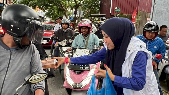 Jajaran pengurus DPD PSI Makassar turun langsung membagikan takjil kepada warga dan pengguna jalan di depan Kantor PSI Makassar.