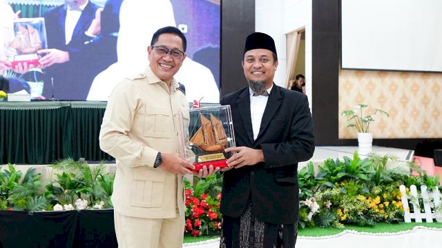 Gubernur Sulawesi Selatan Andi Sudirman Sulaiman mendampingi Wakil Menteri Pertahanan Donny Ermawan.