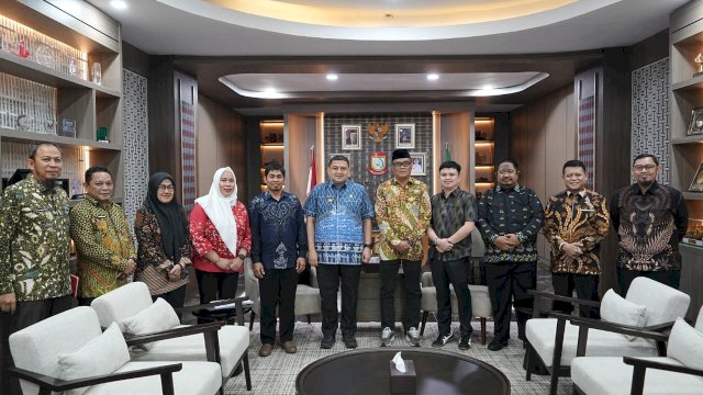 Wali Kota Makassar, Munafri Arifuddin, saat menerima Kepala Kantor Kementerian Haji dan Umrah Kota Makassar, Muhammad Amrullah Arief.