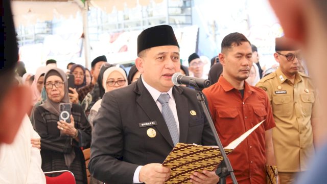 Wali Kota Makassar, Munafri Arifuddin, bertindak sebagai pembina apel pelepasan jenazah.