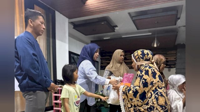 Ketua DPD Partai NasDem Kabupaten Maros, H. Sahiruddin, bersama Wakil Ketua DPRD Maros, Hj. Nurwahyuni Malik, menggelar Safari Ramadan.