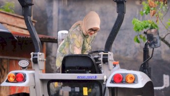 Andi Tenri Indah Hadir untuk Petani Julubori, Salurkan Traktor dan Pupuk Cair