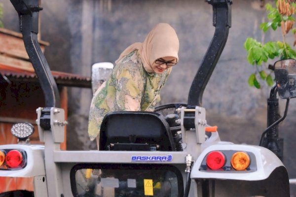 Andi Tenri Indah Hadir untuk Petani Julubori, Salurkan Traktor dan Pupuk Cair