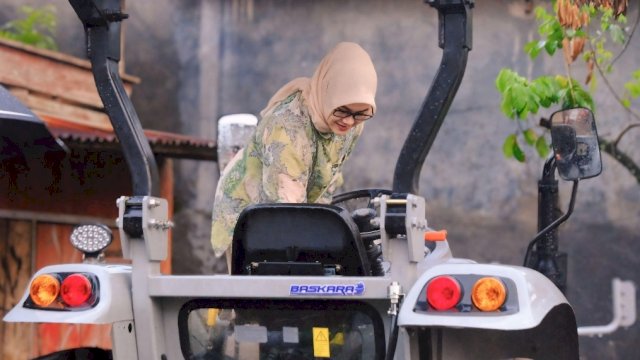 Ketua Komisi E DPRD Sulsel, Andi Tenri Indah, menyerahkan bantuan traktor roda empat dan pupuk cair kepada kelompok tani di Desa Julubori.