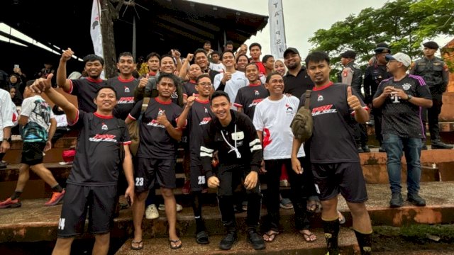 Ketum PSI, Kaesang Pangarep, main bola bareng legenda PSM dan jurnalis di sela-sela kegiatan di Sulawesi Selatan.