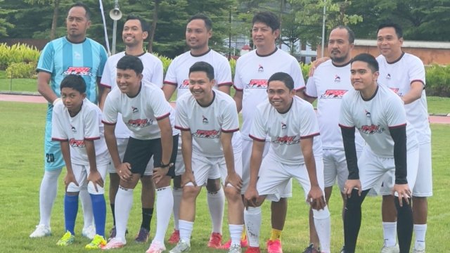 Ketua Umum PSI, Kaesang Pangarep, saat main bola di Stadion Syekh Yusuf, Kabupaten Gowa.