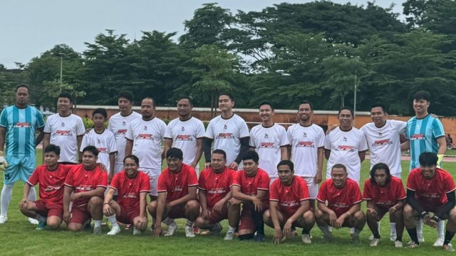 Tim Ketum PSI, Kaesang Pangarep (Putih), saat melawan Tim Sekjen PSI, Raja Juli Antoni (Merah)