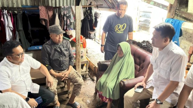 Sekretaris DPD Gerindra Sulsel, Darmawangsyah Muin, bersama Ketua DPC Gerindra Makassar, Erick Horas, menyalurkan bantuan ke Warga.