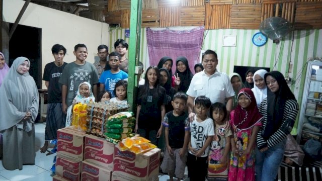 Wakil Ketua DPRD Sulsel dari Partai Gerindra, Yasir, bersama istri berbagi di Panti Asuhan.