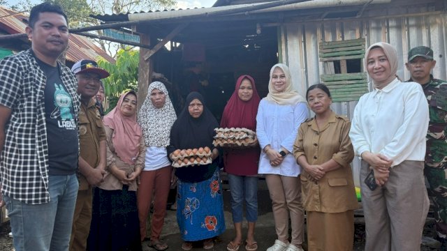 Ketua DPC Gerindra Gowa, Andi Tenri Indah, turun langsung menyalurkan bantuan di beberapa lokasi di Gowa.