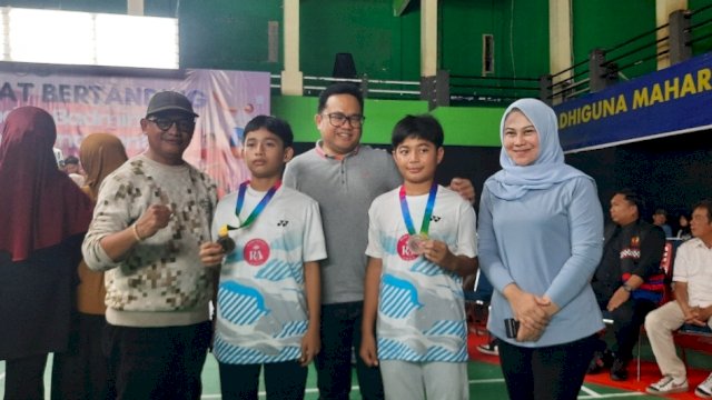 Ketua Koni Sulsel, Darmawangsyah Muin (tengah) bersama Ketua Komisi E DPRD Sulsel, Andi Tenri Indah (kanan), sekaligus pelaksana Gowa Indah Badminton Open Turnamen 2026.