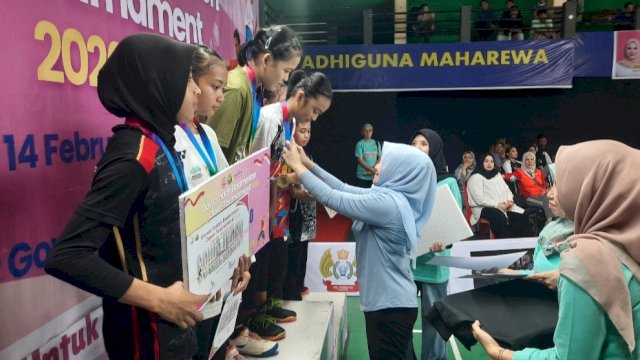 Ketua Komisi E DPRD Sulawesi Selatan sekaligus inisiator turnamen, Andi Tenri Indah, saat menyerahkan piagam penghargaan dan hadiah kepada para juara.