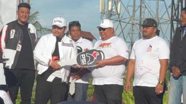 Ketua DPW PSI Sulawesi Selatan, Muammar Ferirae Gandi Rusdi, menyerahkan lima unit ambulans untuk pelayanan masyarakat.