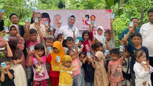 Andi Nirawati Anggota DPRD Sulsel Fraksi Gerindra Turun menyapa warga yang ada di berbagai Kecamatan diKabupaten Pangkep untuk berbagi Susu Gratis dan Melaksanakan Pemeriksaan kesehatan Gratis.