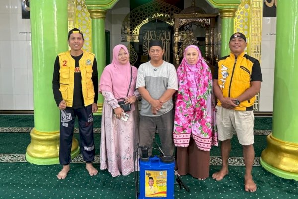 Sambut Ramadhan, Sahabat Ismail Semprot dan Harumkan 21 Masjid di Makassar