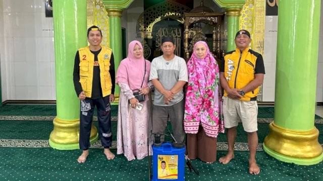 Penyemprotan dan pengharuman masjid kembali dilaksanakan oleh Sahabat Ismail di wilayah Daerah Pemilihan (Dapil) 2 Kota Makassar.
