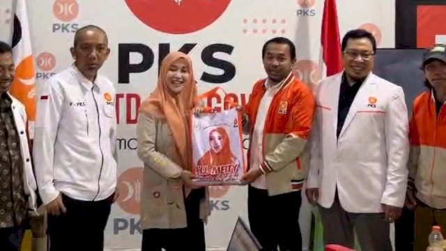 Anggota DPR RI fraksi PKS, Meity Rahmatia, menggelar program berbagi dengan menyalurkan ribuan paket Ramadan kepada pengurus DPD dan anggota pelopor PKS di enam wilayah Sulawesi Selatan.