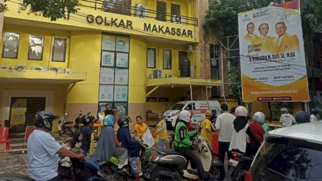Berbagi takjil di Kantor DPD Partai Golkar Kota Makassar dalam rangka menyemarakkan bulan suci Ramadan 1447 H.