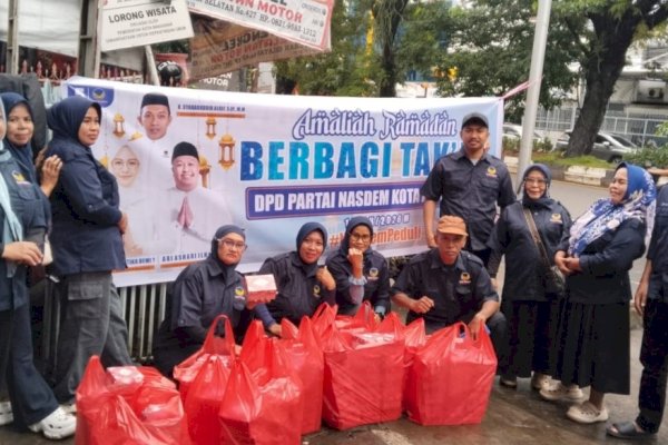 Cicu Pimpin NasDem Makassar Berbagi Takjil di 15 Kecamatan, Tebar Semangat Ramadan Penuh Kebersamaan