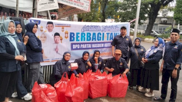 Aksi Berbagi Takjil DPd NasDem Makassar.
