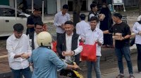 Momen Ramadan, DPD PSI Gowa Bagikan Takjil kepada Pengguna Jalan di Tumanurung Raya