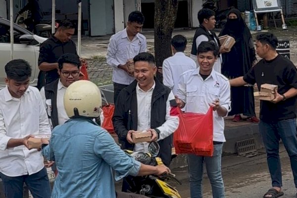Momen Ramadan, DPD PSI Gowa Bagikan Takjil kepada Pengguna Jalan di Tumanurung Raya
