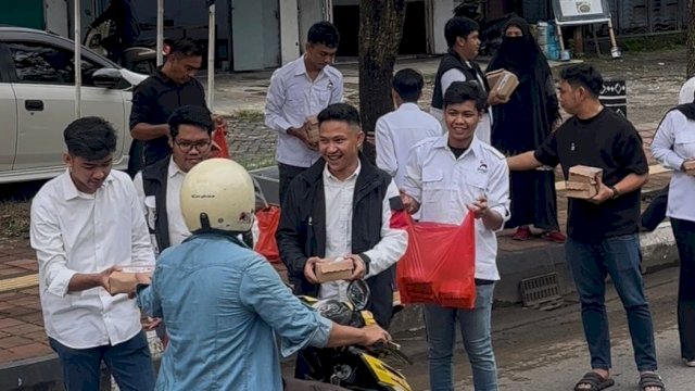 DPD PSI Gowa membagikan ratusan paket takjil kepada pengguna jalan di Jalan Tumanurung Raya.