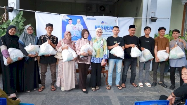 Legislator NasDem Sulsel, Andi Azizah Irma Wahyudiyati, menyalurkan bantuan sembako kepada warga Kelurahan Laleng Bata.