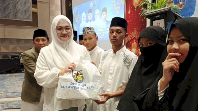 Ketua KNPI Sulsel, Vonny Ameliani Suardi, meyerahkan santunan untuk anak yatim.