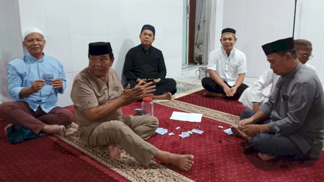 Kegiatan berbagi sedekah kepada jamaah Masjid Kuala Mas, Jalan Nasrun Amrullah, Kelurahan Pettuadae, Kecamatan Turikale, Kabupaten Maros.
