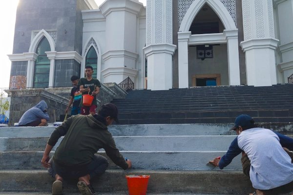 Jelang Ramadan, ASN Pemkot Parepare Bahu Membahu Benahi Masjid Agung