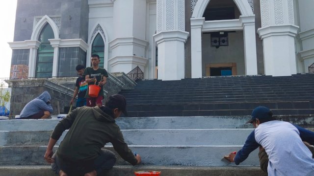 Jelang Ramadan, ASN Pemkot Parepare Bahu Membahu Benahi Masjid Agung