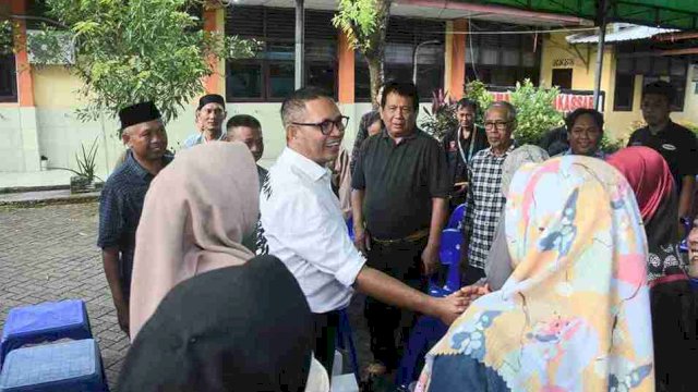 Ketua DPRD Makassar Supratman saat bersama warga.