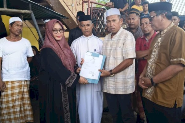 Wabup Lutim Serahkan Akta Kematian Almarhum H. Janong Bin Badang di Rumah Duka
