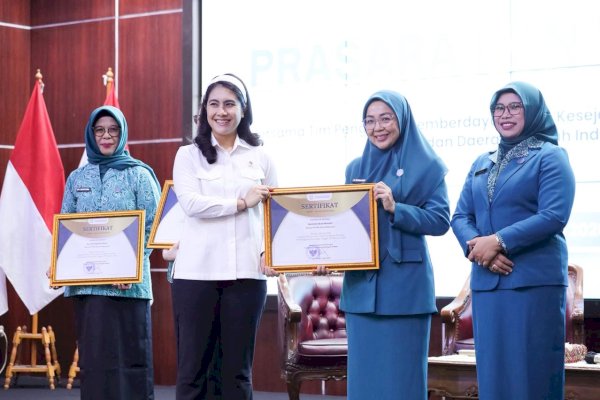 Menteri Wihaji Apresiasi TP PKK Makassar dan Beri Penghargaan Melinda Aksa