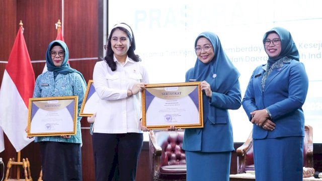 Menteri Wihaji Apresiasi TP PKK Makassar dan Beri Penghargaan Melinda Aksa