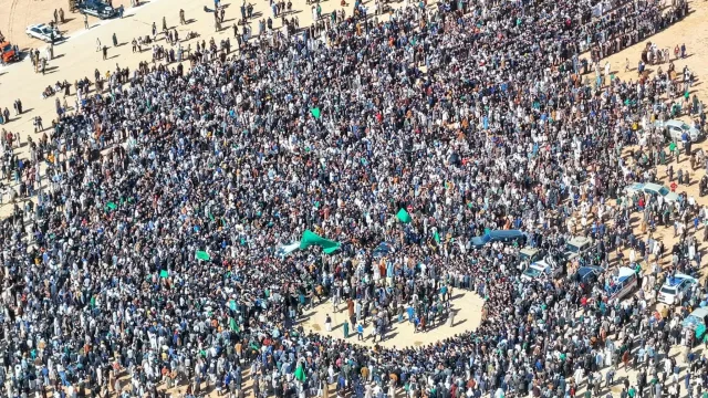 Putra Muammar Khadafi dimakamkan.