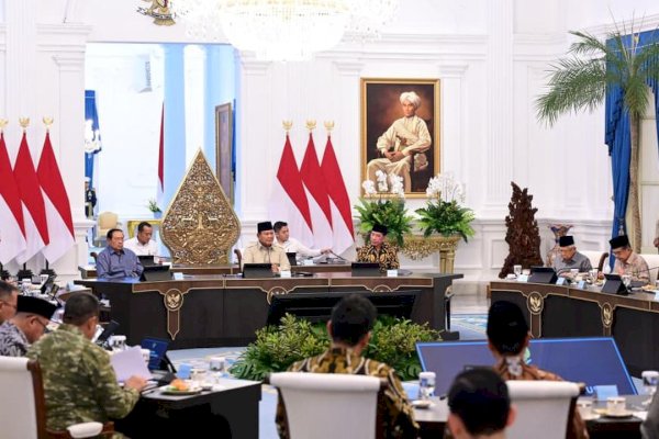 Prabowo diapit SBY-Jokowi di Istana, bahas situasi Indonesia terkini