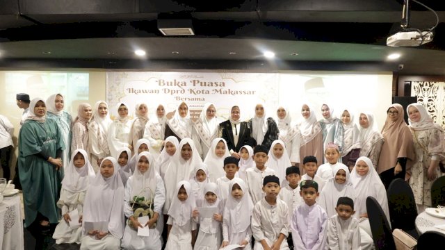 Berbagi di Bulan Ramadan, Ikawan dan DWP DPRD Makassar Santuni Anak Panti